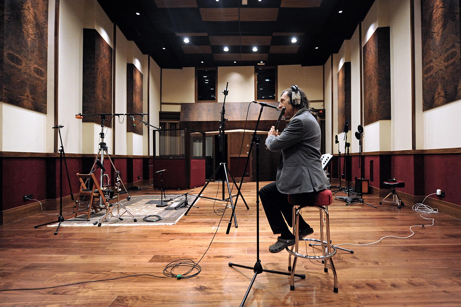 Músico con trompeta tocando en la sala principal del estudio de grabación Mecca