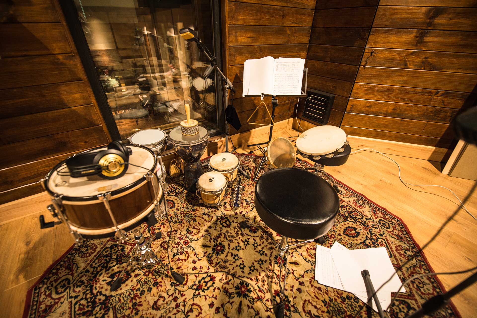 Percusión en sala auxiliar de Mecca recording studio